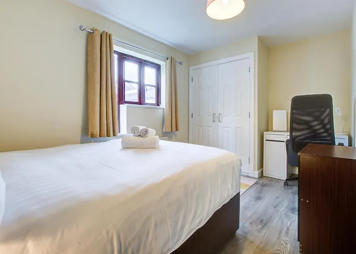 Spacious & Modern 2 Bed Sleeps 5 In Walthamstow