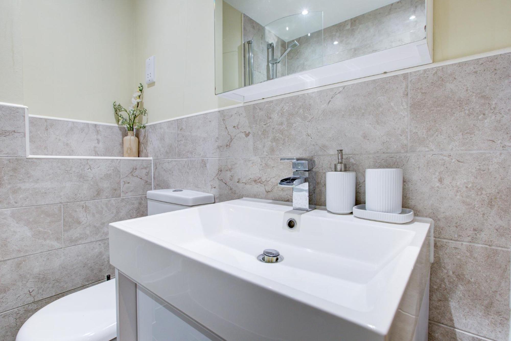 Spacious & Modern 2 Bed Sleeps 5 In Walthamstow Апартаменты *
