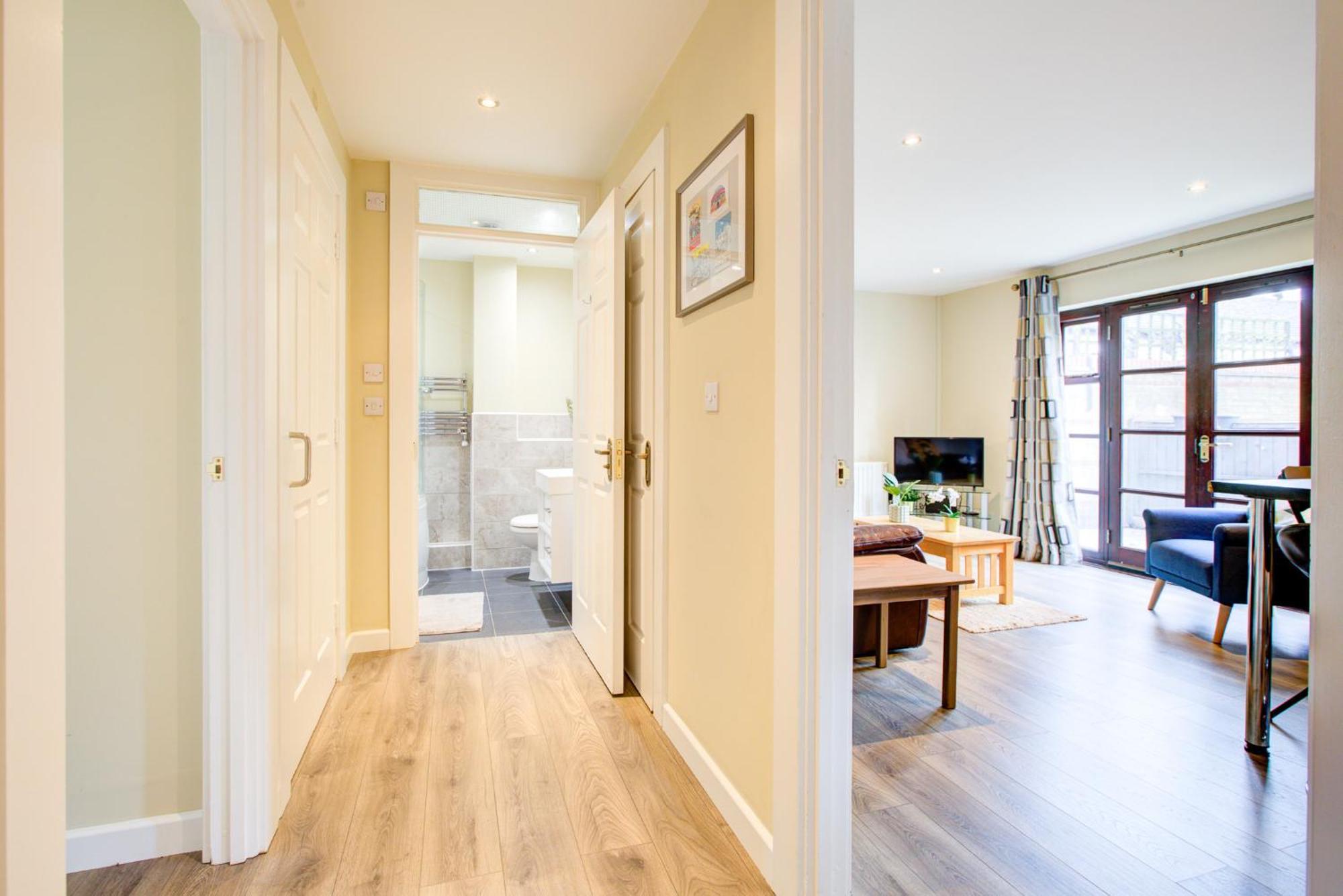 Spacious & Modern 2 Bed Sleeps 5 In Walthamstow Апартаменты Лондон